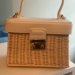 Zara small clutch. Only worn once to a wedding. No damage. Perfect for summer.
